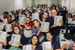 Marituba entrega cerca de 450 cadernões para alunos do Cursinho Municipal
