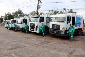 Marituba entrega novos coletores e fardamentos a garis