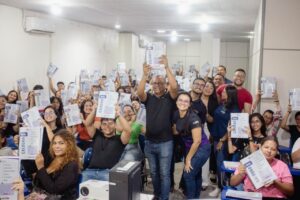 Marituba amplia entrega de “cadernões” para alunos do Cursinho Municipal e aposta em bons resultados no Enem