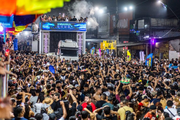 Abertura do CarnaMarituba 2026 leva grande público à avenida e marca início da folia no município
