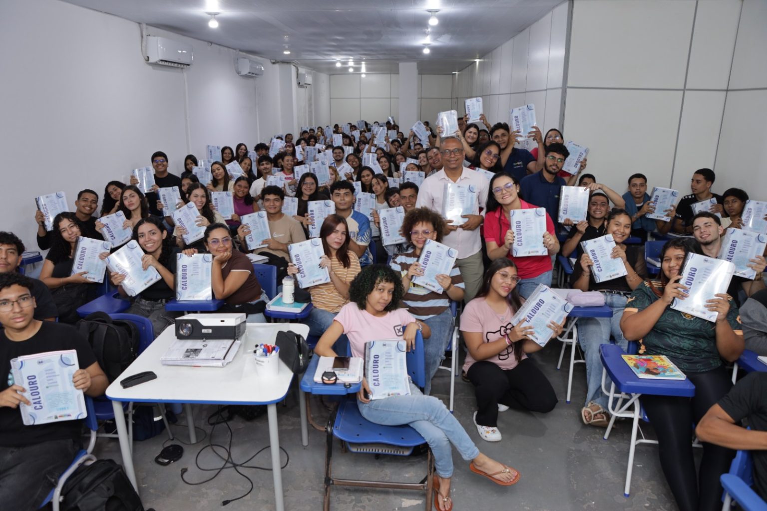 Prefeitura de Marituba realiza entrega de “cadernão” a alunos do Cursinho Municipal 2026
