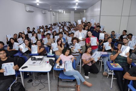 Prefeitura de Marituba realiza entrega de “cadernão” a alunos do Cursinho Municipal 2026