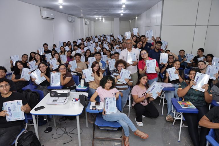Prefeitura de Marituba realiza entrega de “cadernão” a alunos do Cursinho Municipal 2026