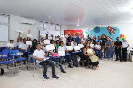 Marituba certifica 30 moradores do Residencial Viver Melhor em curso de Pedreiro