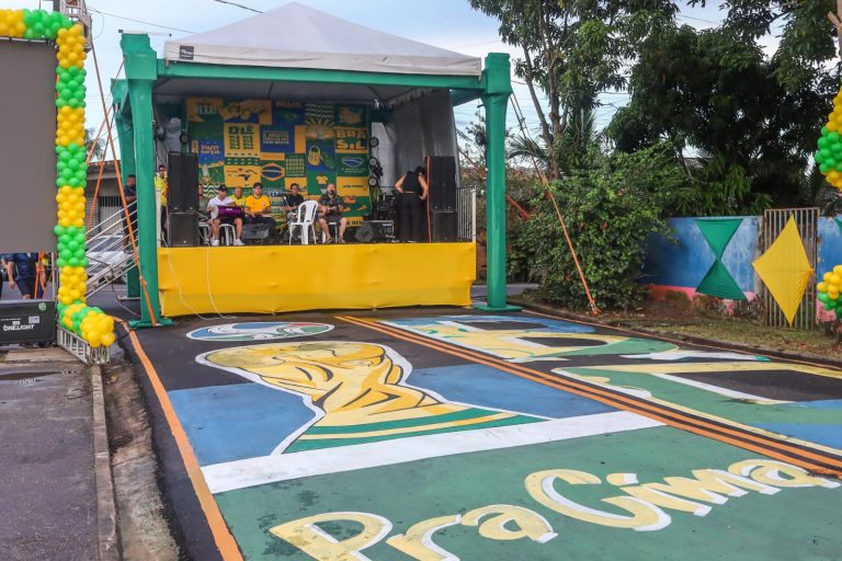 Marituba entrega obras de pavimentação e reúne centenas de pessoas para assistir jogo do Brasil no Conjunto Beija-Flor