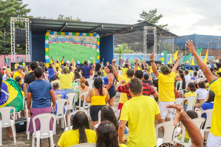 Copa nas Praças levou transmissão ao vivo do jogo de Brasil e Noruega aos bairros Bela Vista e Almir Gabriel