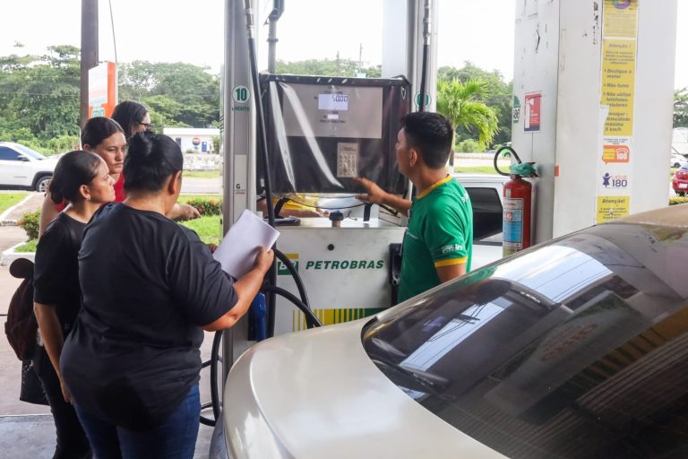 Aula prática do curso de frentista prepara moradores do Viver Melhor para o mercado de trabalho