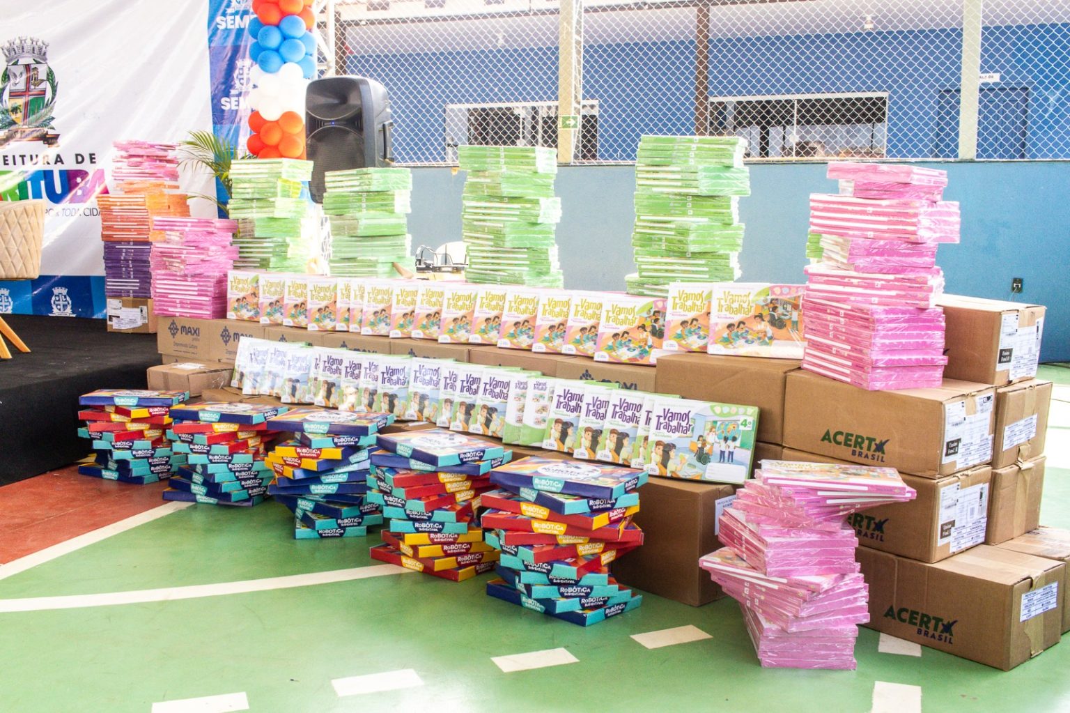 Marituba amplia investimentos na educação com entrega de milhares livros e materiais pedagógicos